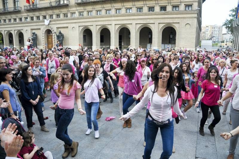 Fotogalería: La plaza del Pilar se tiñe de rosa contra el cáncer de mama