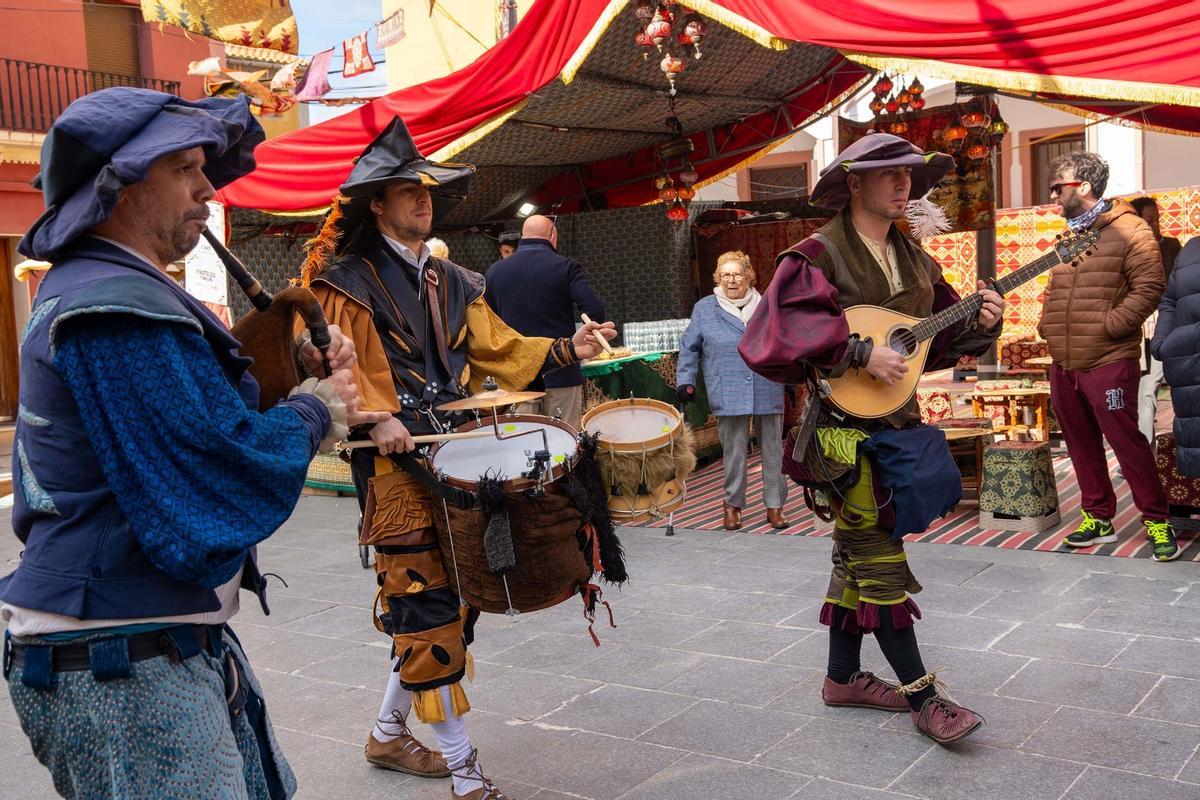 Así se sumerge Llombai en su historia con el mercado renacentista de los Borja