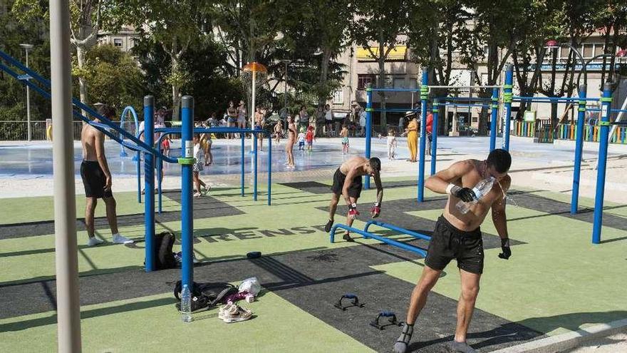 Zona de calistenia, junto al recinto de juegos acuáticos, en el nuevo parque de la Alameda do Cruceiro. // Brais Lorenzo