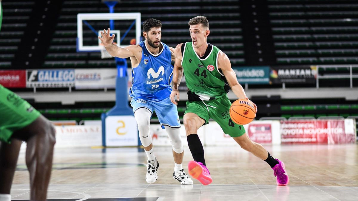 Kalinicenko (44), ataca ante el Estudiantes.