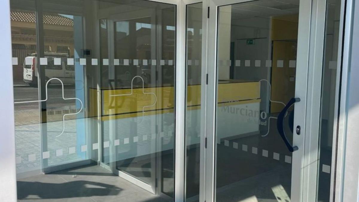 Puerta de acceso del nuevo consultorio de Playa Honda. | A.C.