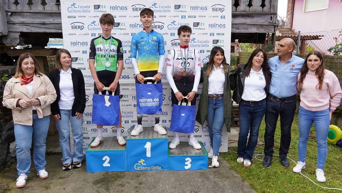 Entrega de premios en el podium de la prueba.