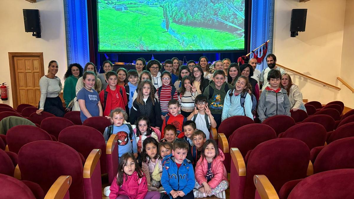 Los escolares y docentes del CRA Río Cibea en el teatro Toreno.
