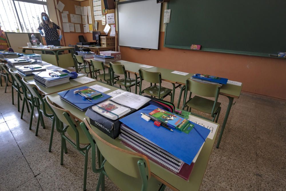 El colegio Anselm Turmeda entrega material escolar y alimentos a las familias de sus alumnos