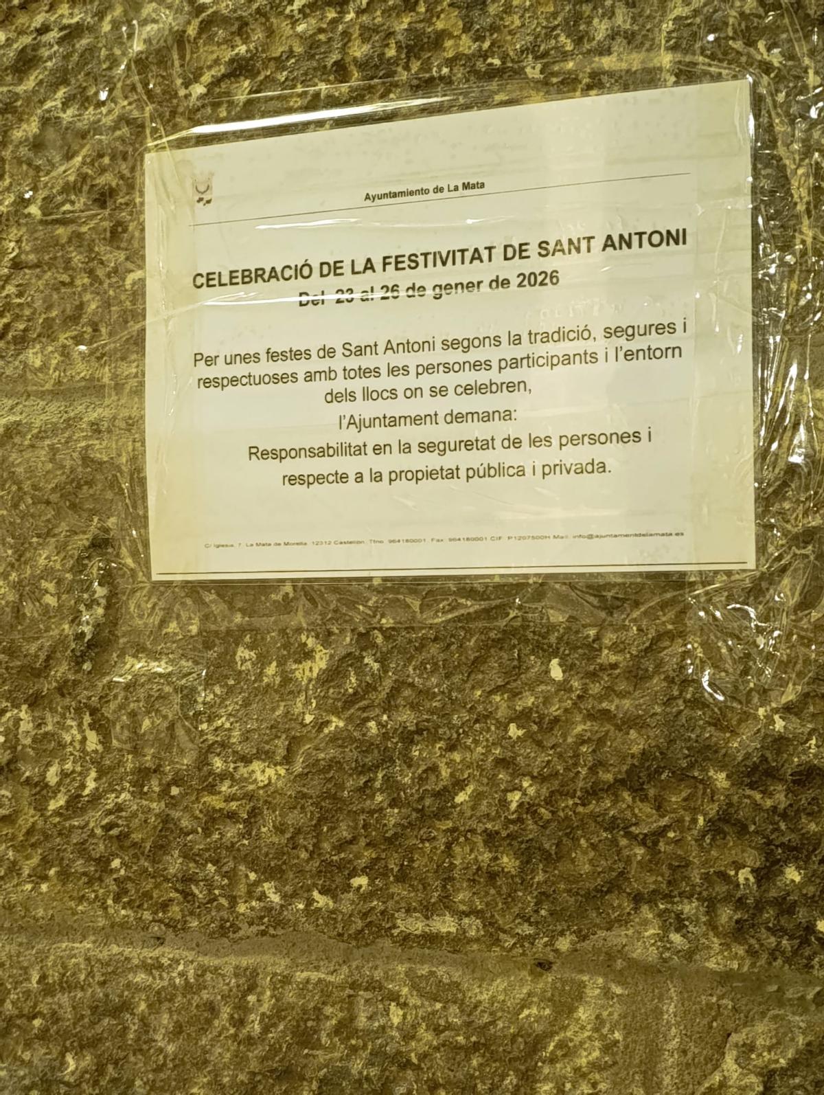 Cartel informativo colgado por el Ayuntamiento.