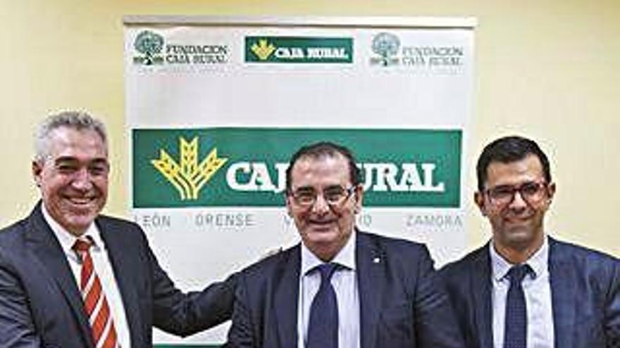 Jorge Gutiérrez, Narciso Prieto y Javier Rodríguez sellan el acuerdo.