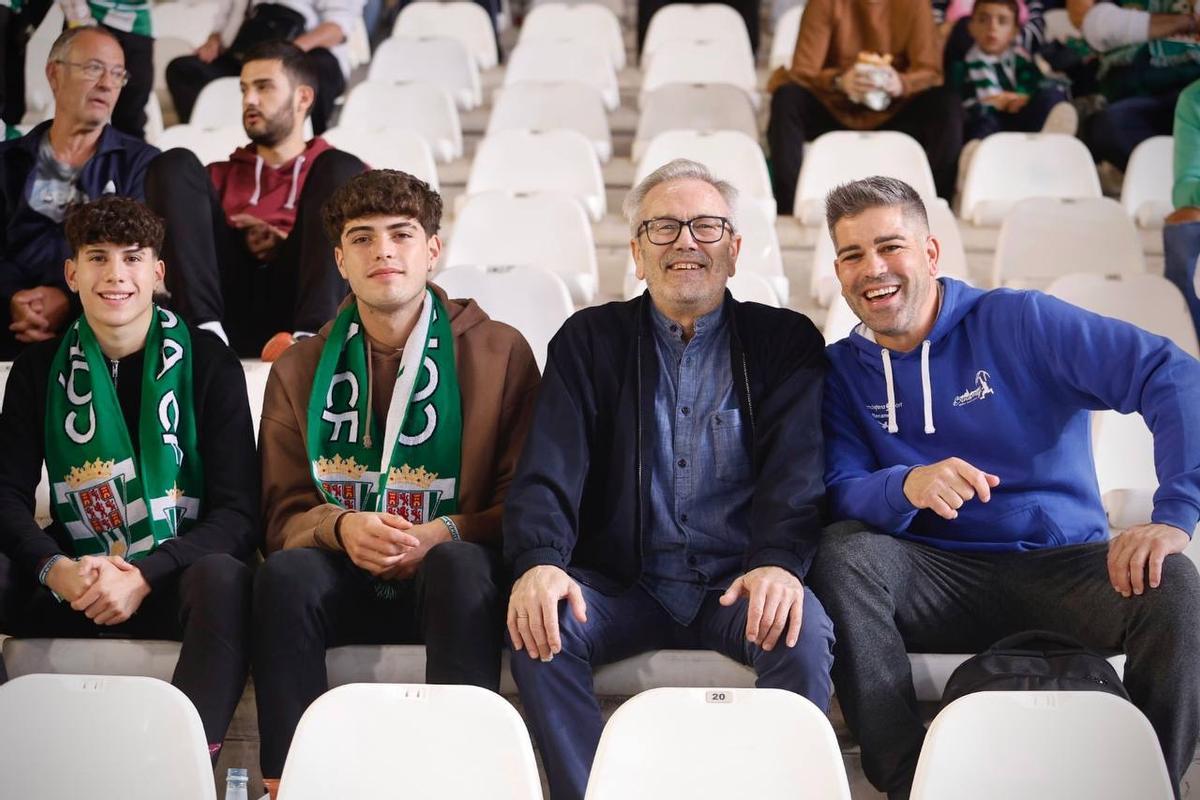 Córdoba CF-Cartagena | Las imágenes de la afición blanquiverde en El Arcángel
