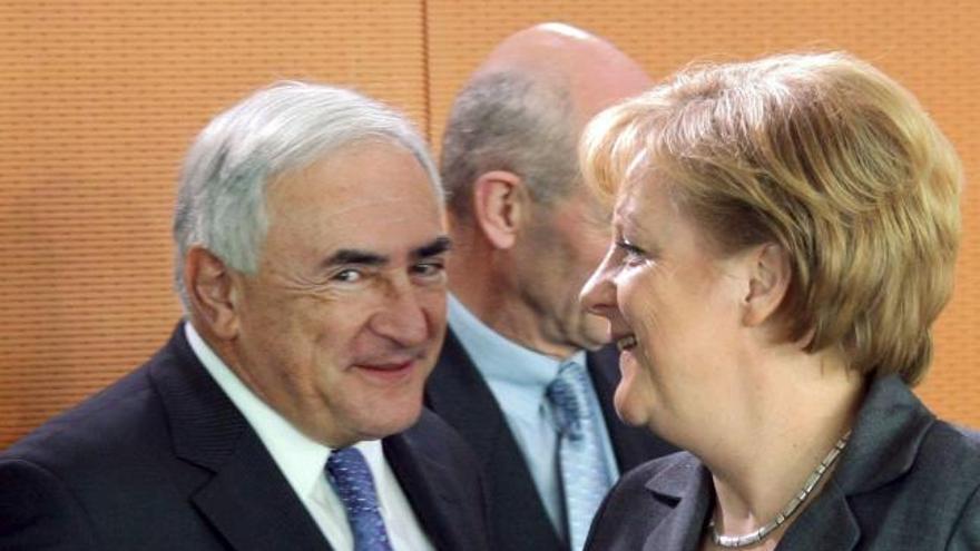 La canciller alemana, Angela Merkel, da la bienvenida al presidente del Fondo Monetario Internacional (FMI), Dominique Strauss-Kahn, a su llegada a la cancillería en Berlín, Alemania, hoy jueves 5 de febrero. Merkel se reunió hoy con máximos dirigentes de los principales organismos multilaterales económicos como el Banco Mundial y el FMI para tratar sobre la crisis económica mundial.