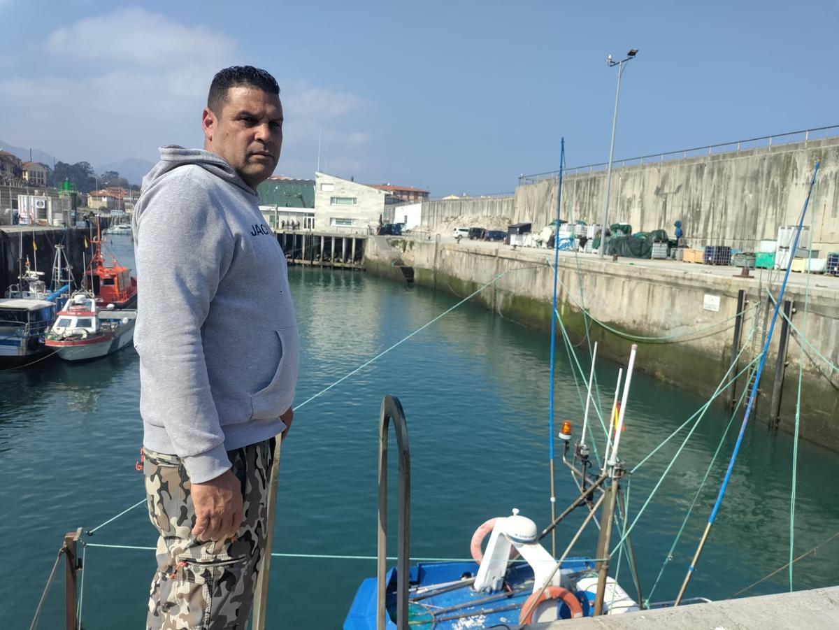 Ricardo junto a la embarcación
