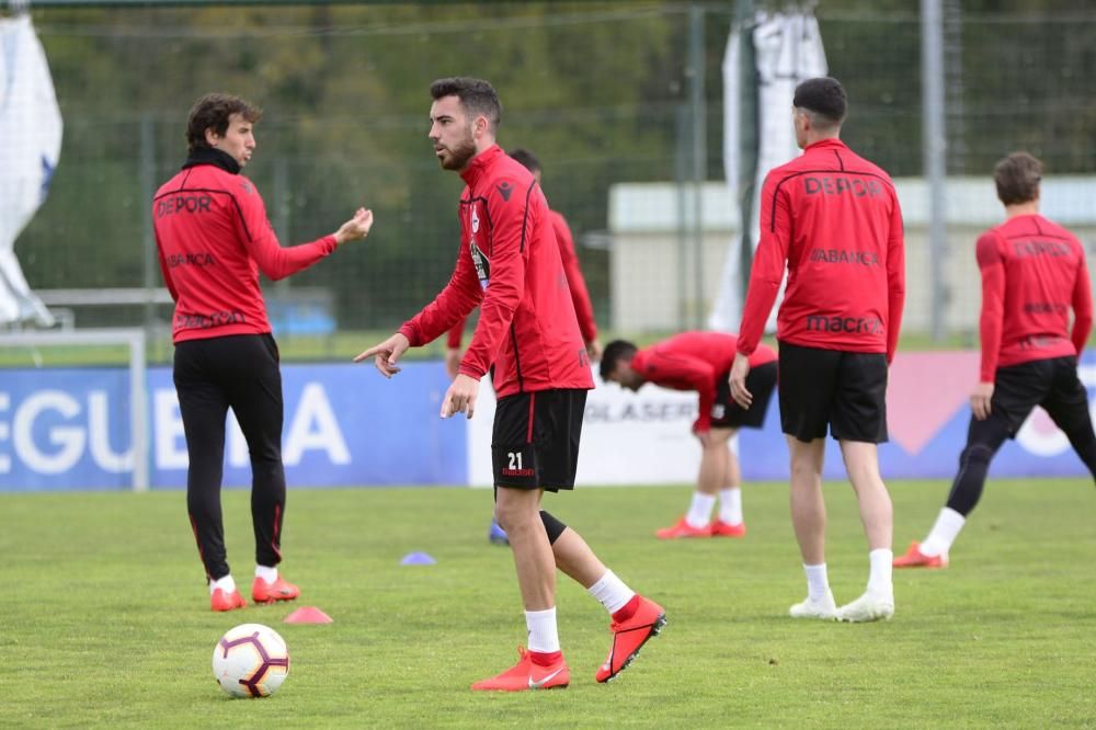 El nuevo entrenador Pablo Martí dirige un entrenamiento con ejercicios ofensivos y partidos en espacio reducido de alta intensidad.