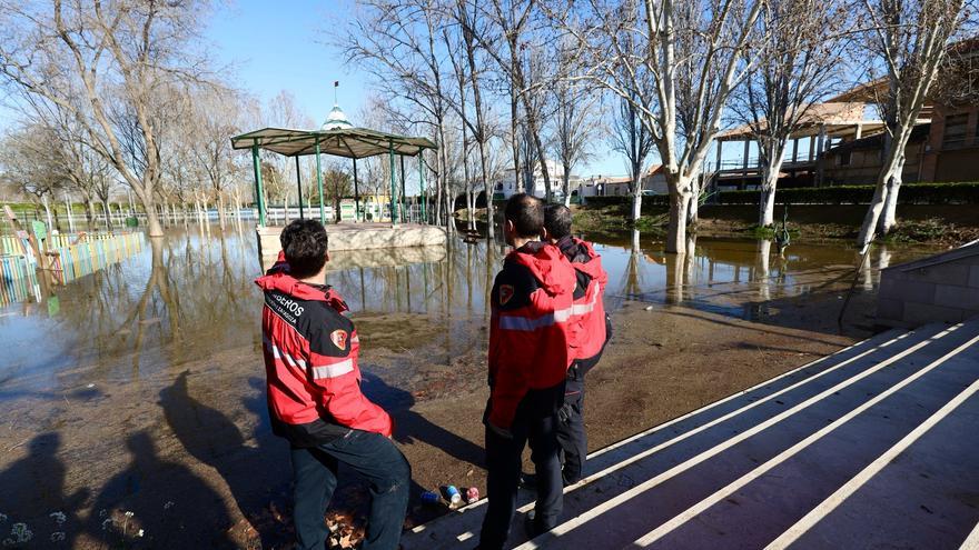 En imágenes | Así trabajan la UME, Protección Civil y los Bomberos en los terrenos afectados por la riada del Ebro