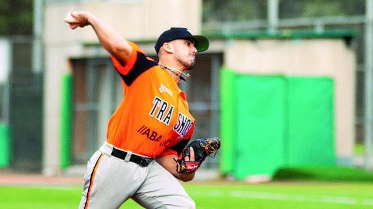 El “pitcher” del Trasnos, en uno de los partidos de la final.