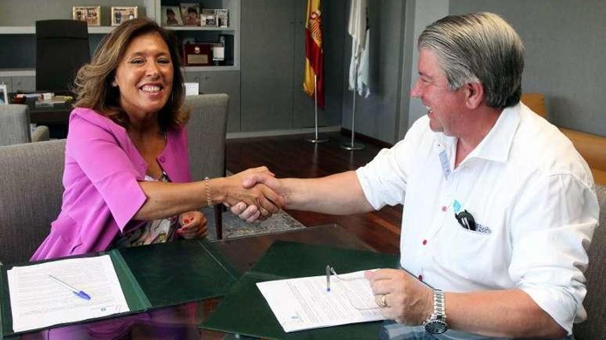 Beatriz Mato y Ramiro Varela, ayer, después de firmar el acuerdo.