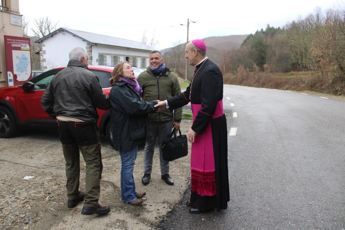 GALERÍA | El obispo visita Villanueva de la Sierra y As Hedradas