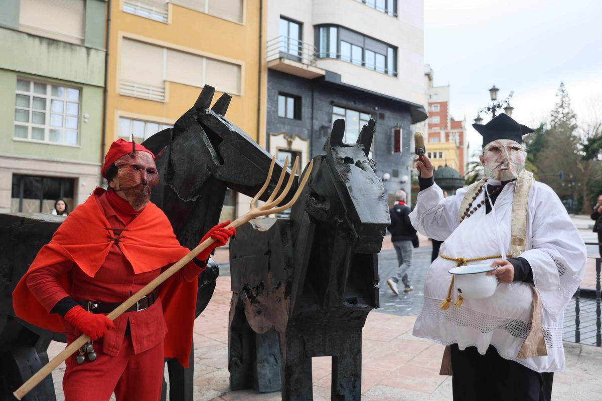 El pasacalles de los Mazcaritos por las calles de Oviedo