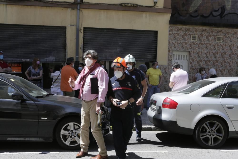 Vuelven vecinos desalojados en un barrio de Oviedo