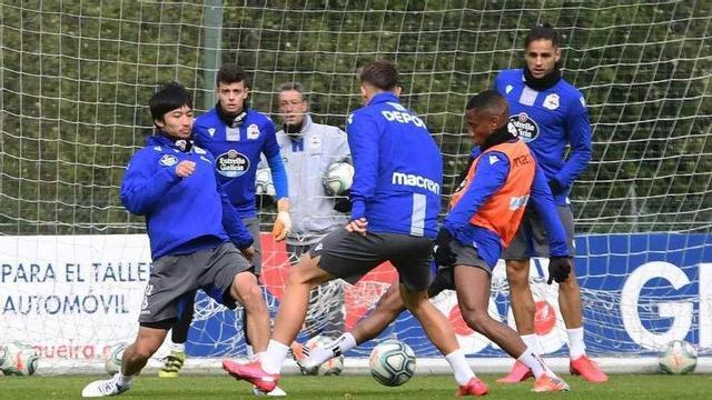 Los jugadores del Deportivo, durante un entrenamiento. // Arcay/Roller