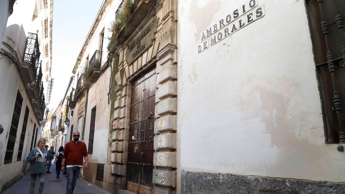 Una vista de la fachada del edificio de la Real Academia de Córdoba, en Ambrosio de Morales.