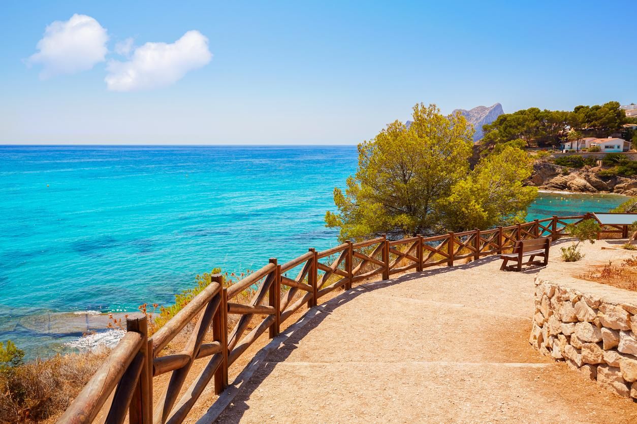 Vistas desde el Paseo hacia la Cala Fustera