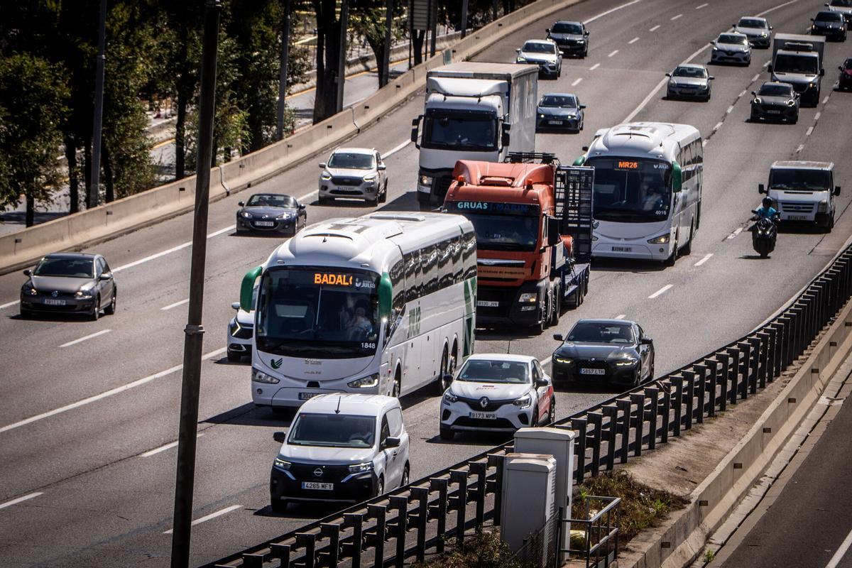 Autobuses interurbanos circulando en el corredor que comunica el Vallès con Barcelona.