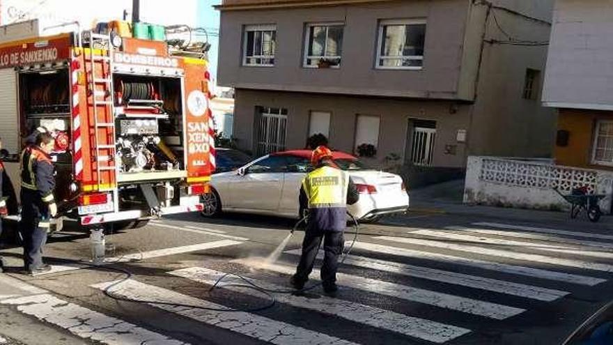 Agentes de emergencias en el lugar del atropello. // G.Santos