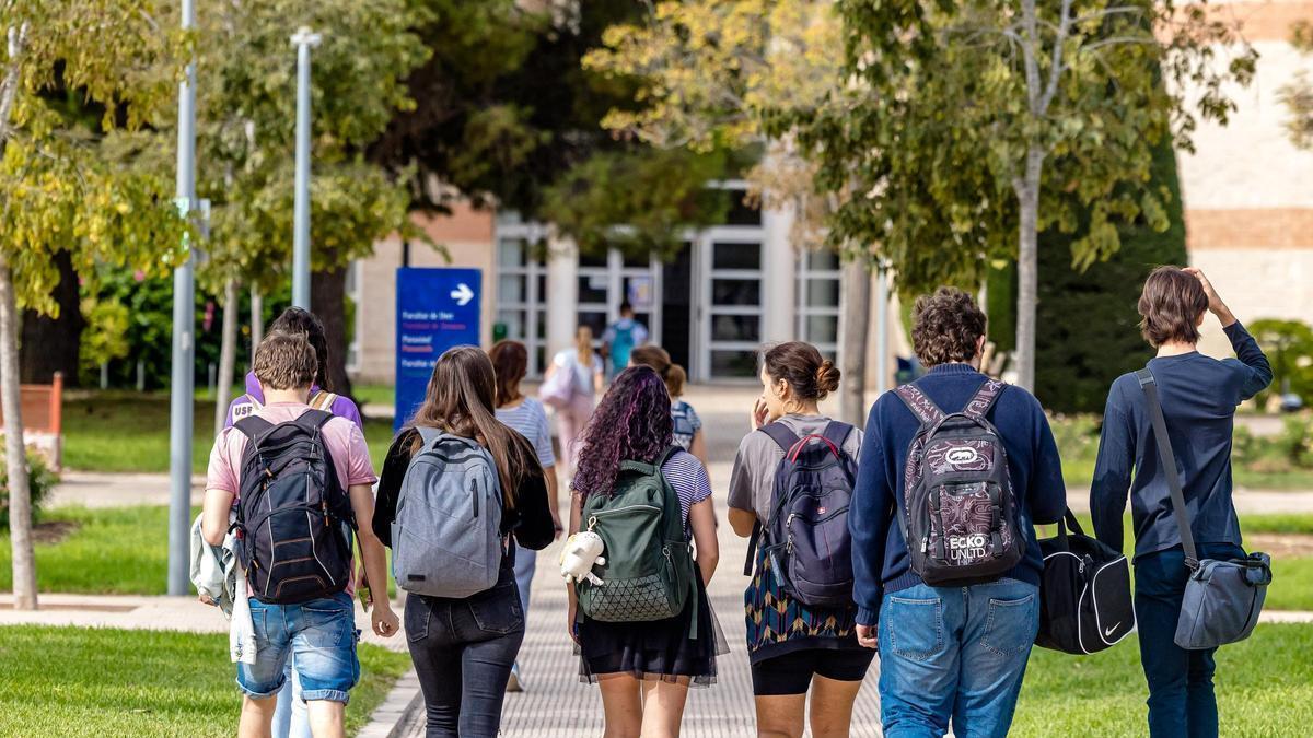 Estudiantes en el campus de la Universidad de Alicante