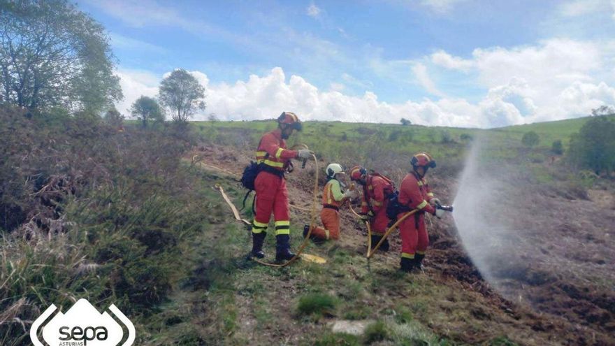 La comarca del Caudal se blinda contra las llamas: la brigada estatal contra incendios hará desbroces y cortafuegos