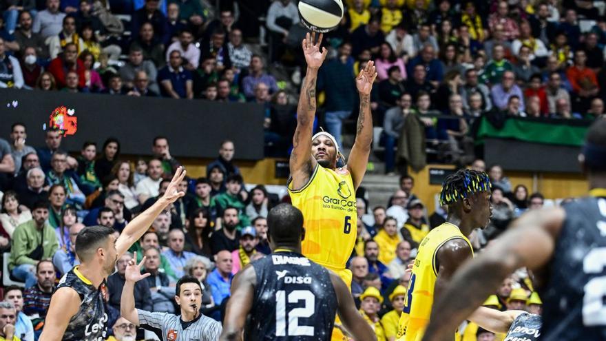 Andrew Albicy realiza un lanzamiento exterior en el derbi disputado en la Copa del Rey frente al Lenovo Tenerife. | | LOF