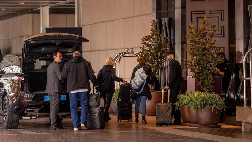 Turistas llegan a un hotel en Barcelona.