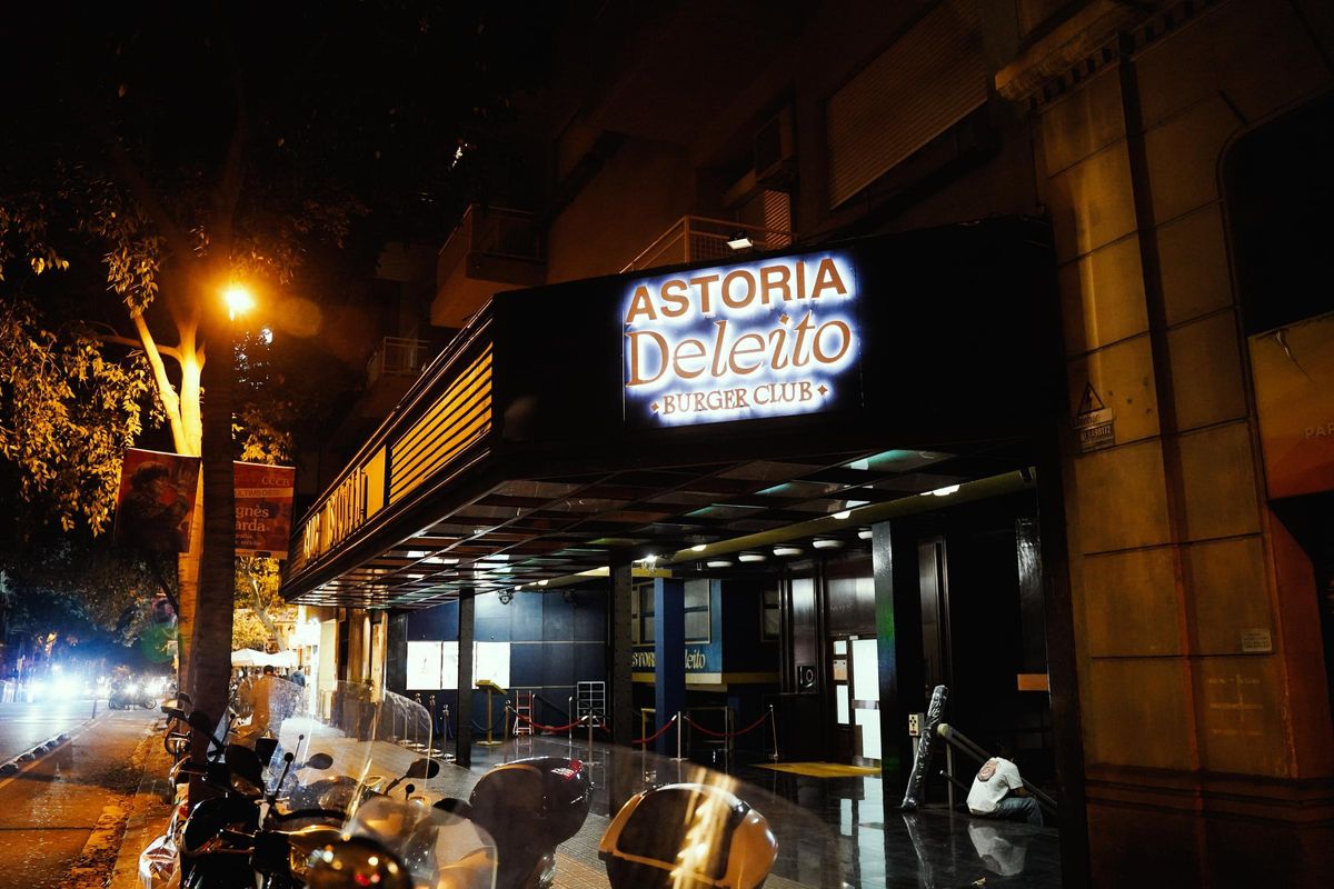 Exterior del nuevo Astoria Deleito Burger Club, en la calle París de Barcelona.
