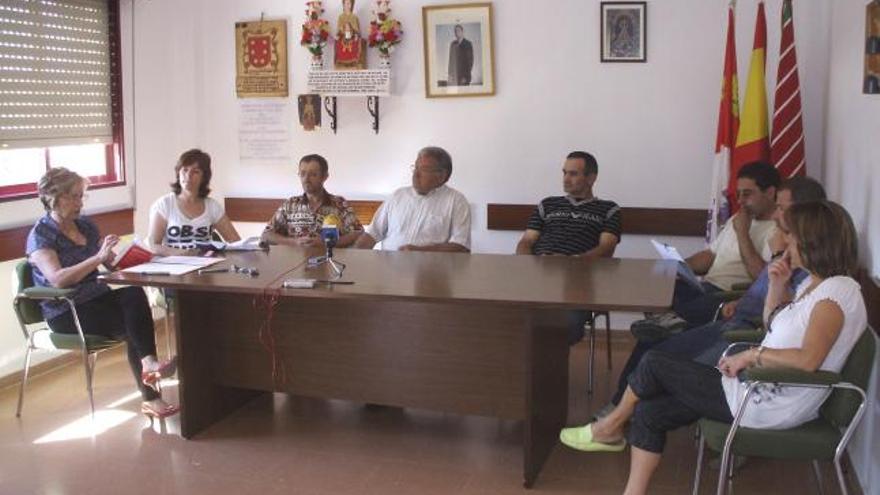 Los concejales de Vezdemarbán durante un pleno en una foto de archivo.