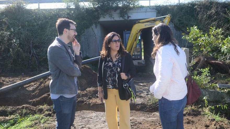 Marta Giráldez, en el centro, durante una visita a una obra en San Salvador de Meis. // Noé Parga