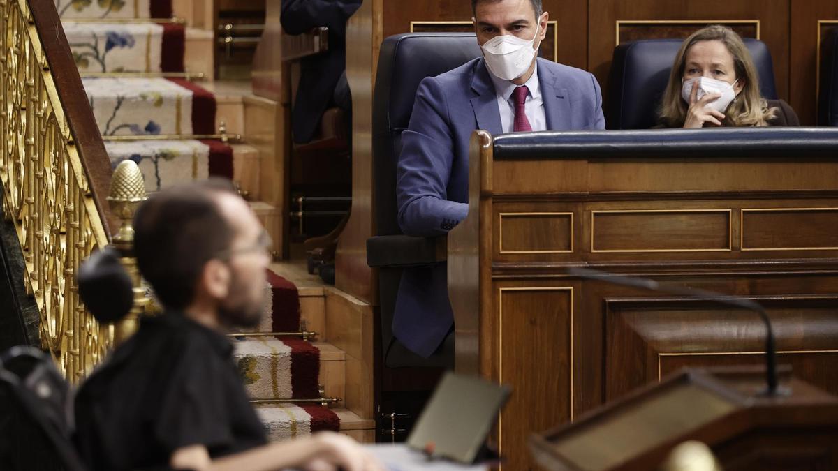 Pedro Sánchez y Nadia Calviño observan a Pablo Echenique en el Congreso de los Diputados.