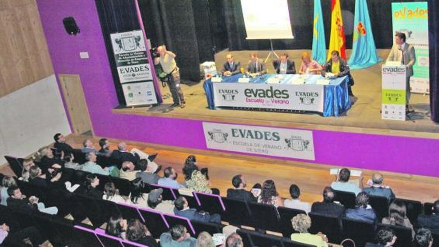Enrique Riesgo se dirige a los participantes de Evades en el acto de inauguración.