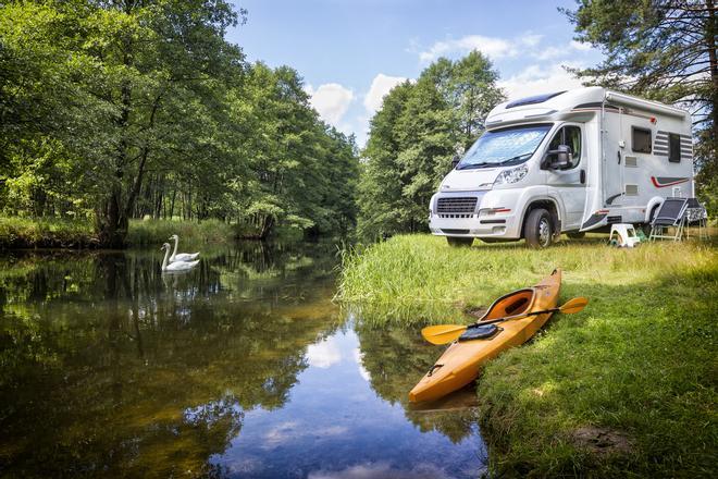 Caravana junto al río