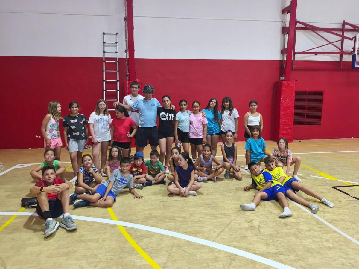 Cristóbal Carlos rodeado de algunos de sus alumnos