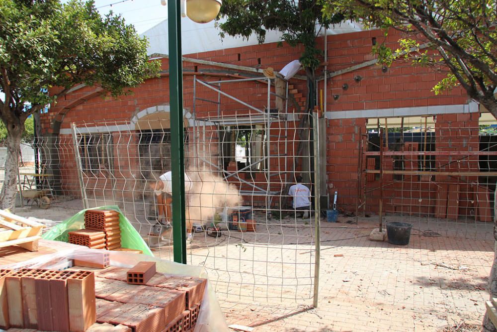 El Cortijo de Torres acelera los trabajos en casetas, calles y portada para ponerse a punto de cara al inicio de la semana de Feria.