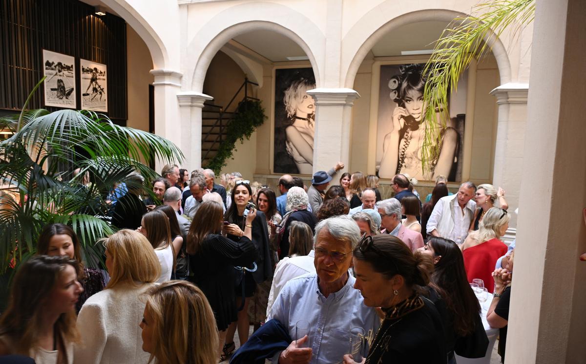 Gut besucht: die Vernissage mit Bildern von Ellen von Unwerth im Stadtpalast der Jacobys.