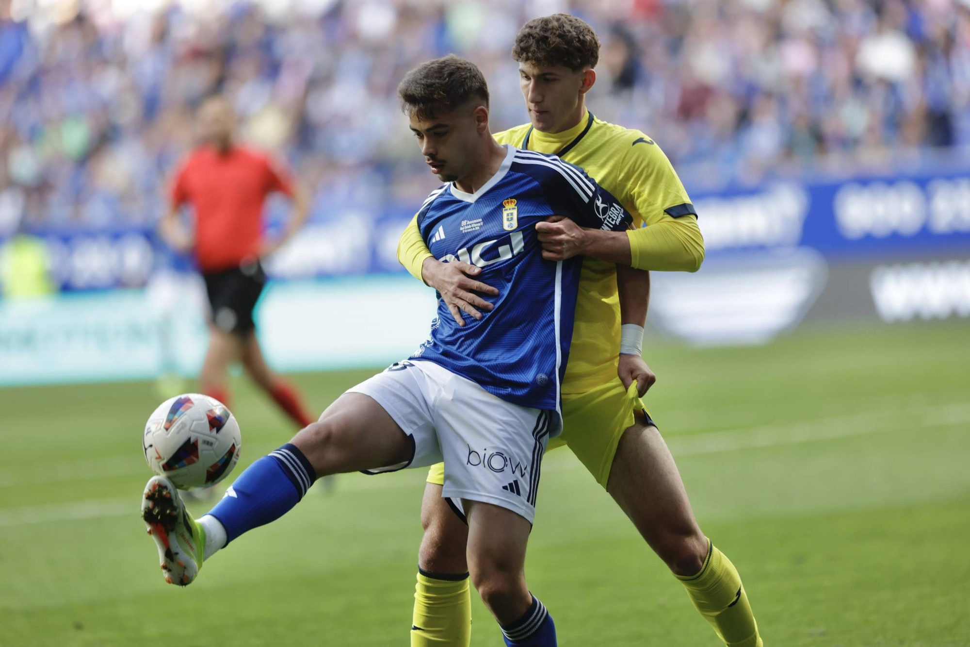 Alemão pega más duro y el Oviedo vuelve a ganar: 2-1