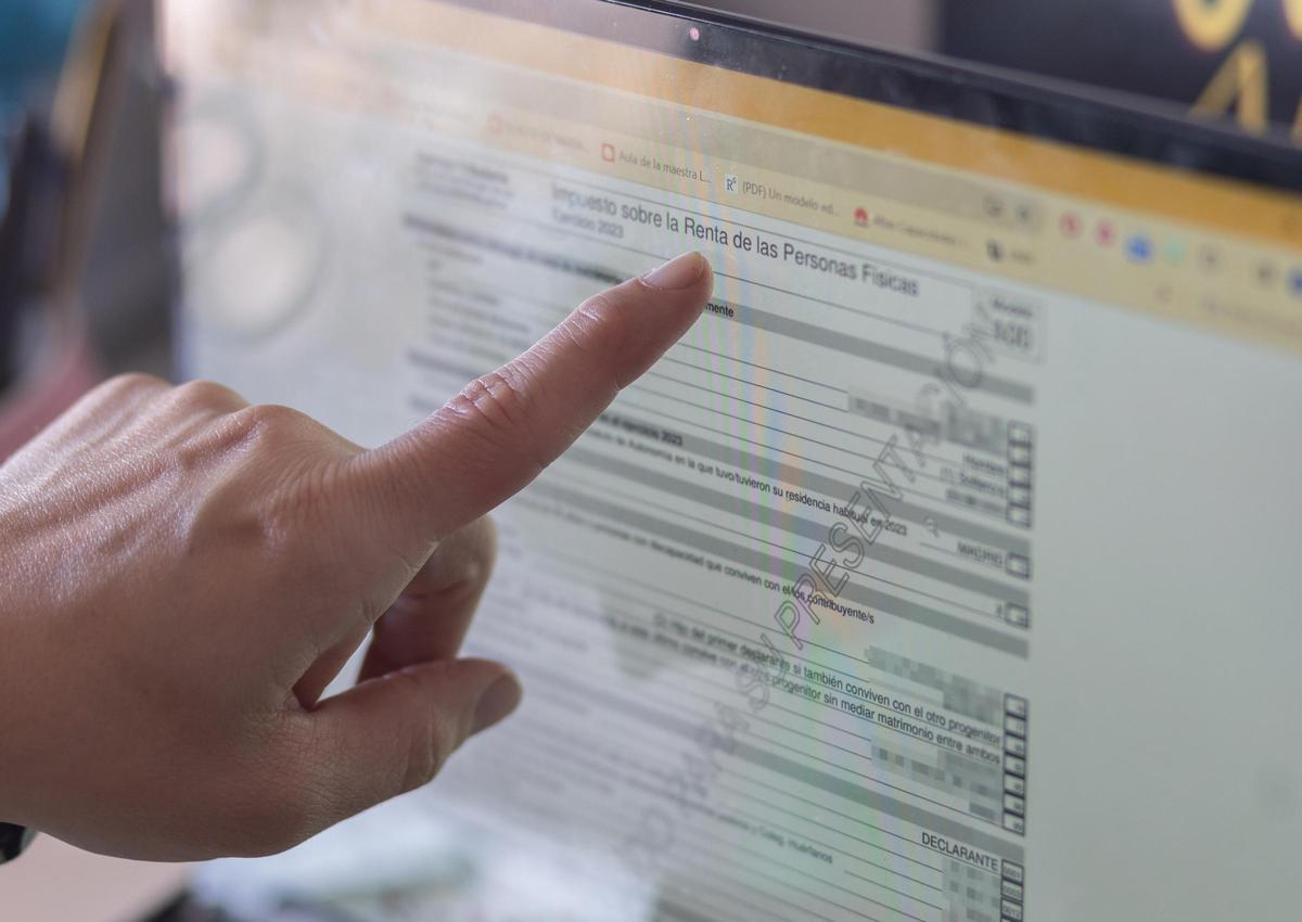 Archivo - Imagen de recurso de una persona que hace la declaración de la renta en un ordenador.