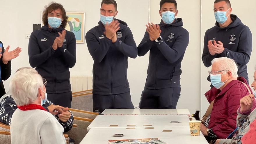 Futbolistas de la UD Ibiza visitan la residencia de mayores Reina Sofía