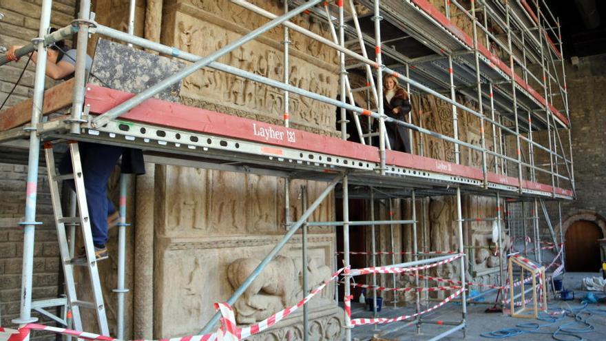 Imatge de la bastida davant de la portalada que s&#039;ha restaurat amb alguns operaris treballant aquest divendres