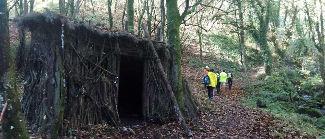 A construción chama a atención dos visitantes que se achegan á área recreativa. // XP