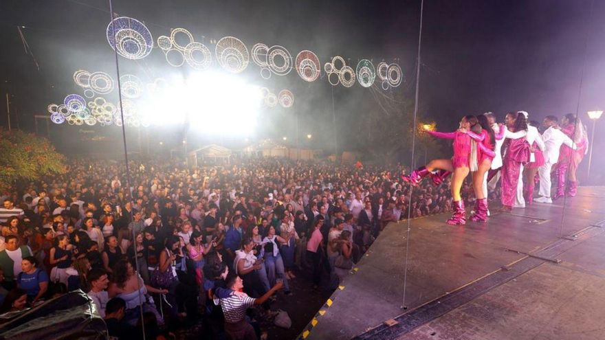 La orquesta París de Noia, ayer en Poio. | Gustavo Santos