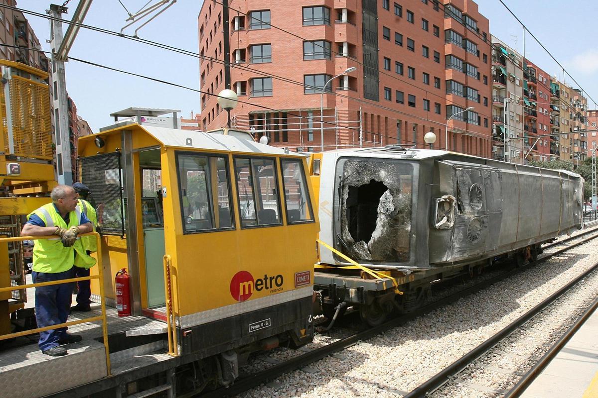 Transporte de la unidad accidentada.