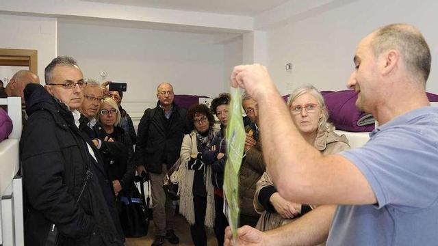La delegación italiana conociendo el Albergue de Lalín Centro. // Bernabé/Javier Lalín