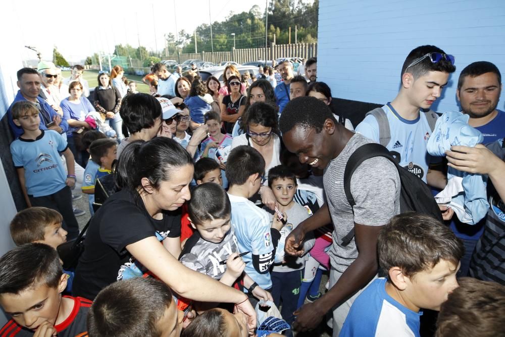 Dos centenares de aficionados jalean al Celta en su regreso a los entrenamientos