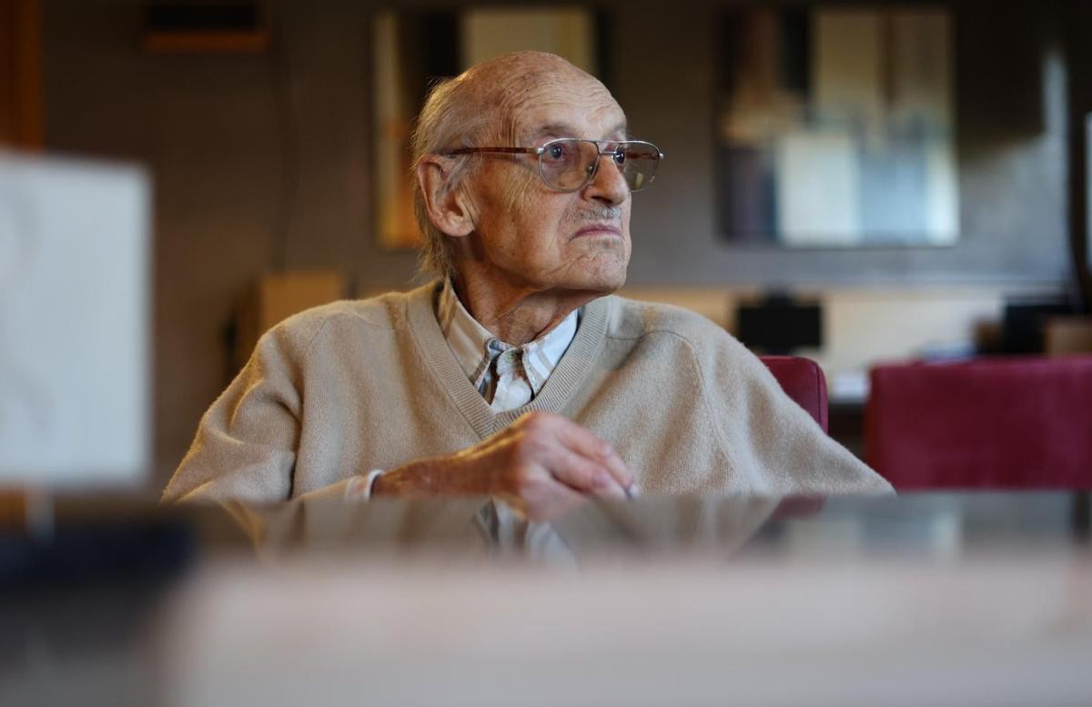 El escultor Adolf Aymat