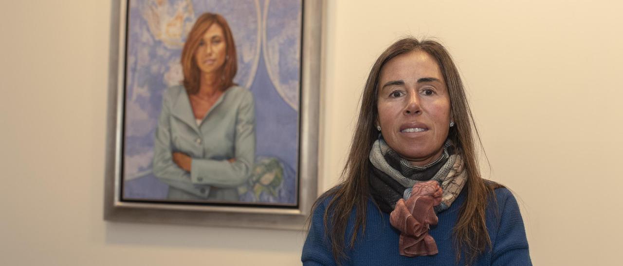 Felipa Jove, junto al retrato de su hermana María José, firmado por Rafael Cidoncha, que preside el vestíbulo de la sede de la Fundación María José Jove, en A Coruña.