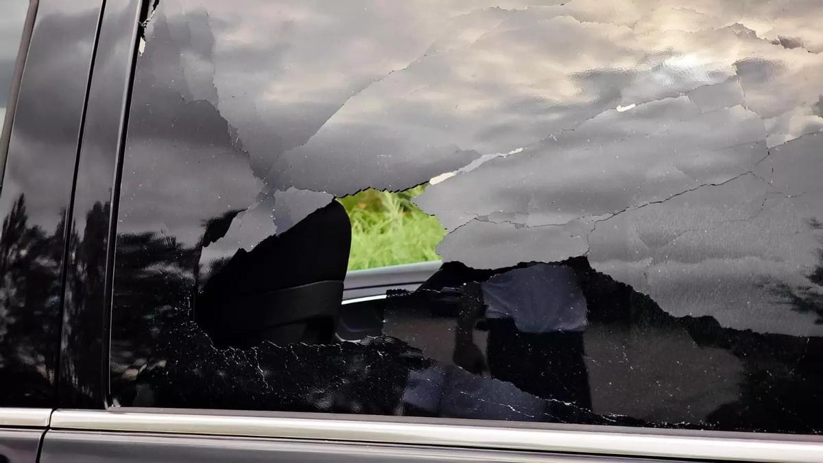 Uno de los vehículos con un agujero después de los golpes que dieron los ladrones para robar en su interior en el Golf de Caldes.